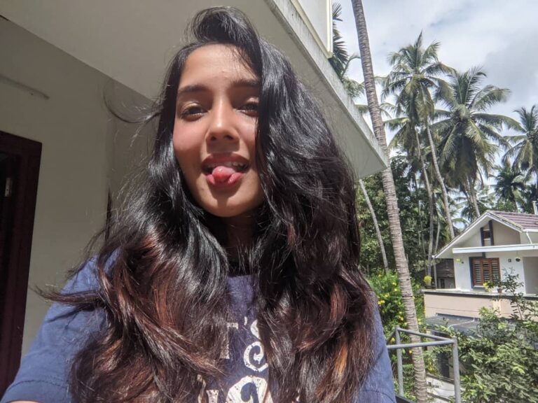 Anikha Surendran (Actress) Biography, Age, Family, Figure, Net Worth