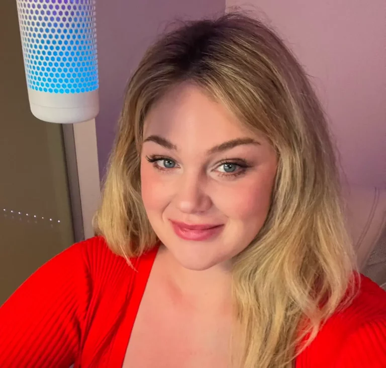 Adelina Manaut (Model) Biography, Age, Height, Family, Net Worth