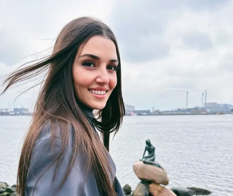 Hande Erçel Biography, Age, Family, Images, Net Worth