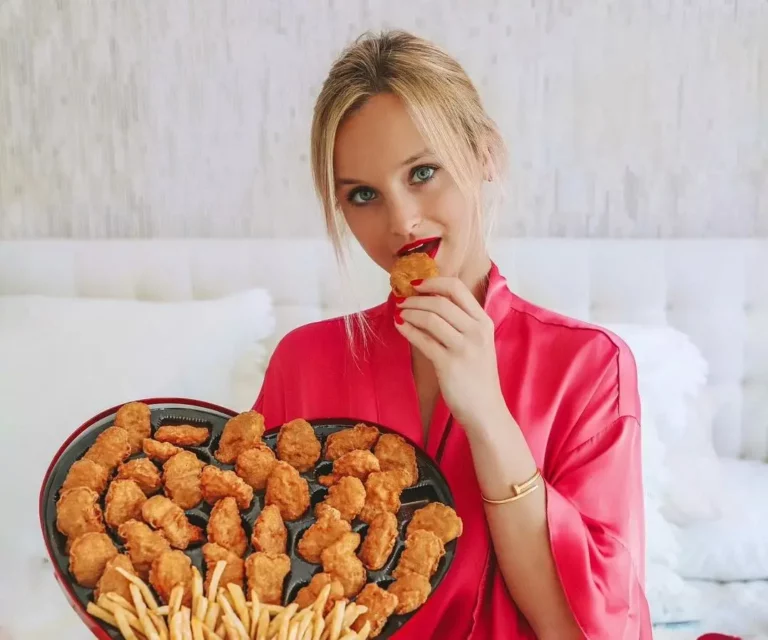 Sam Schnur (thenaughtyfork) Biography, Age, Height, Figure, Net Worth