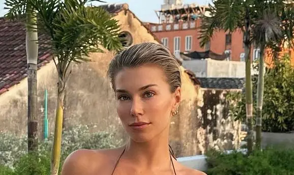 Zoe Hoad Biography, Age, Family, Images, Net Worth