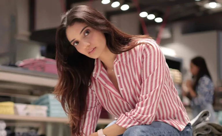 Juhi Bhatt Biography, Age, Height, Figure, Net Worth