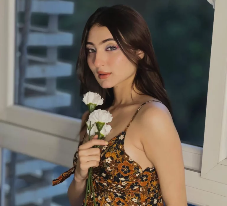 Oviya Darnal Biography, Age, Images, Height, Figure, Net Worth