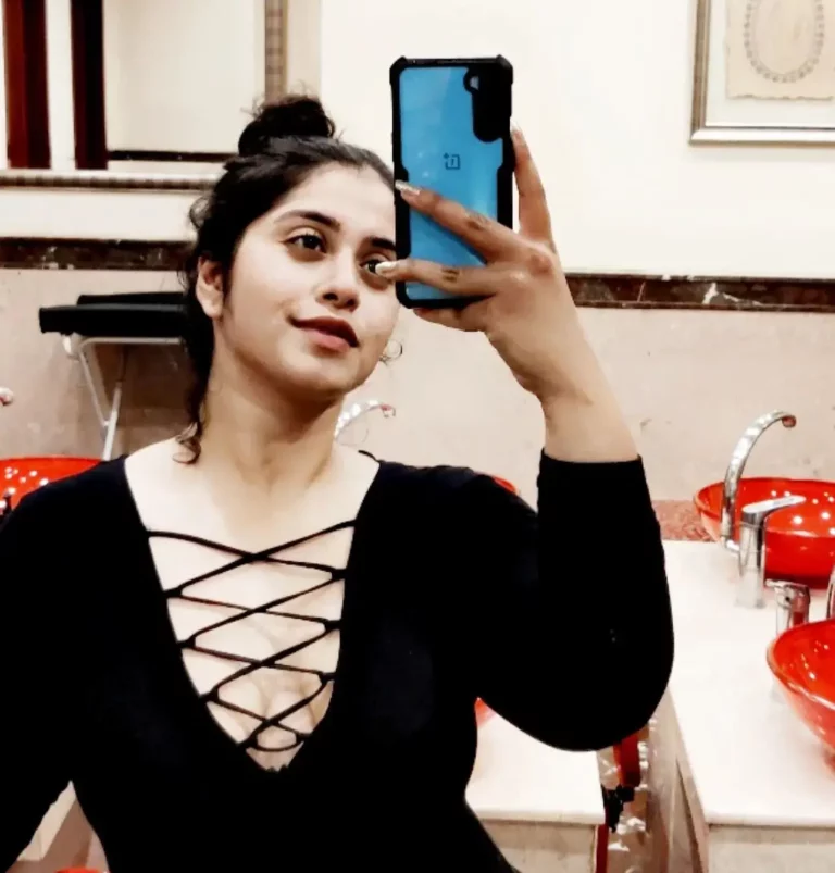 Azmeen Mandroina Biography, Age, Height, Figure, Net Worth