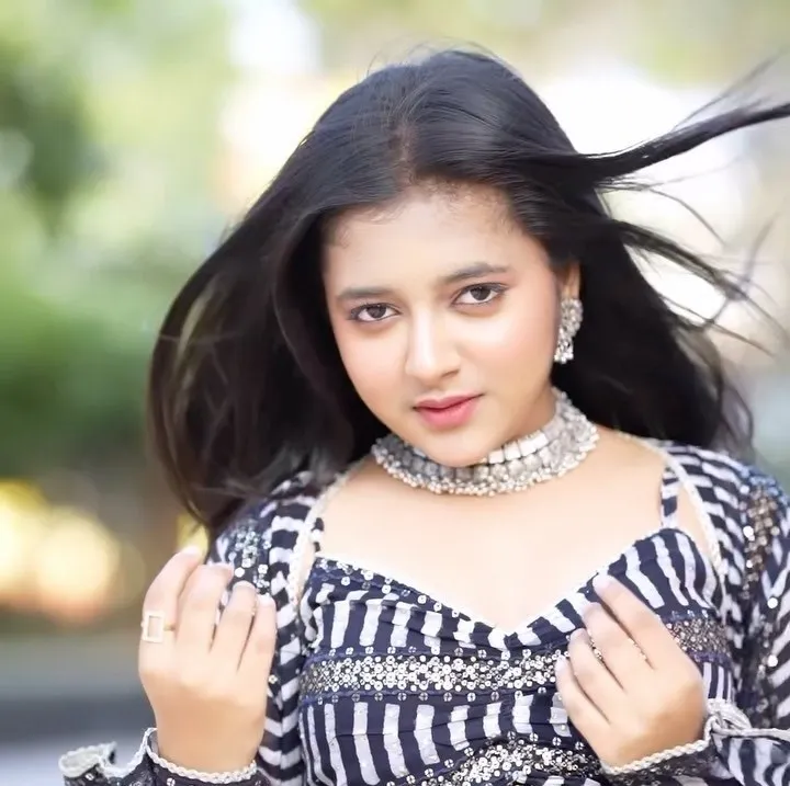 Rashi Shinde Biography, Age, Height, Figure, Net Worth