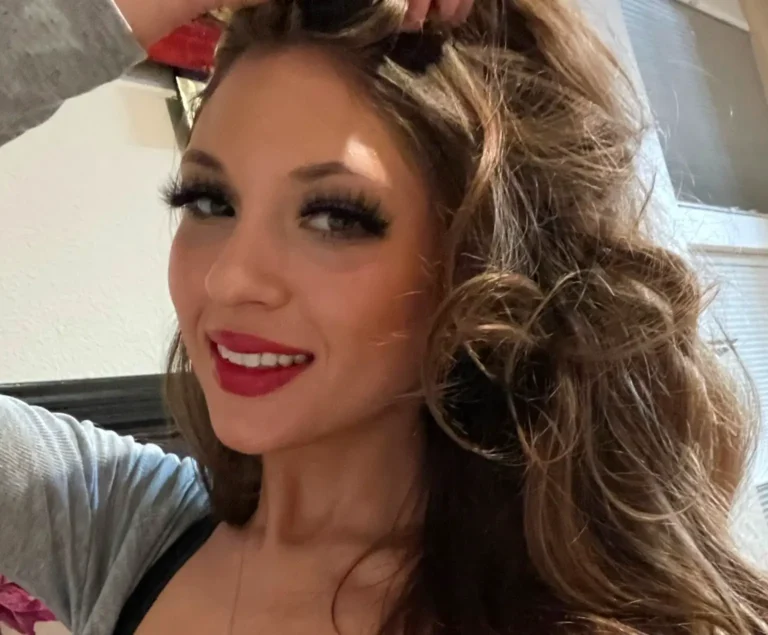 Anna Blossom Biography, Age, Height, Figure, Net Worth